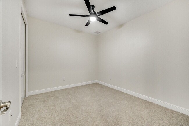 Building Photo - 3 bedroom Loren Cove Unit with Access to A...