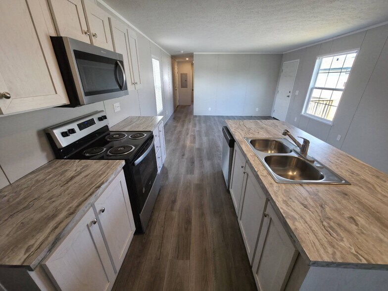 Building Photo - 1404 W Commodore Blvd