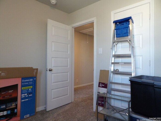 Building Photo - Beautiful and Spacious 4 Bedroom