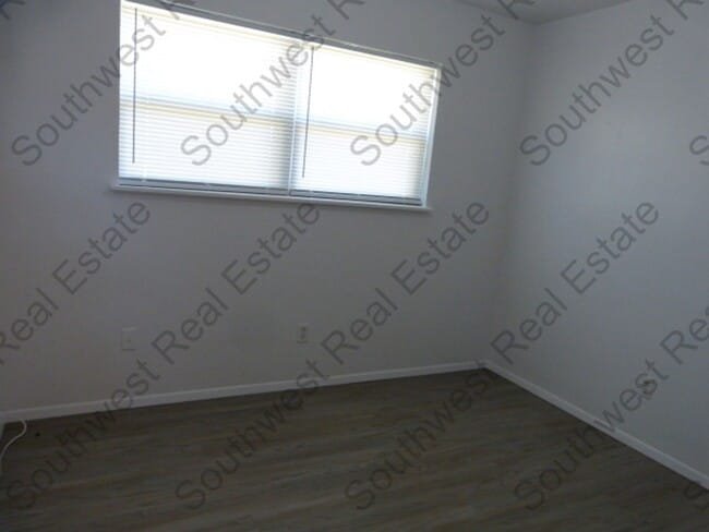 Building Photo - Charming 3 bedroom home