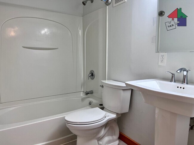 Building Photo - 60 Snowdrift Ln