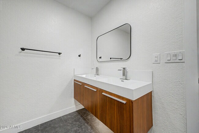 Building Photo - 8711 E Latham St
