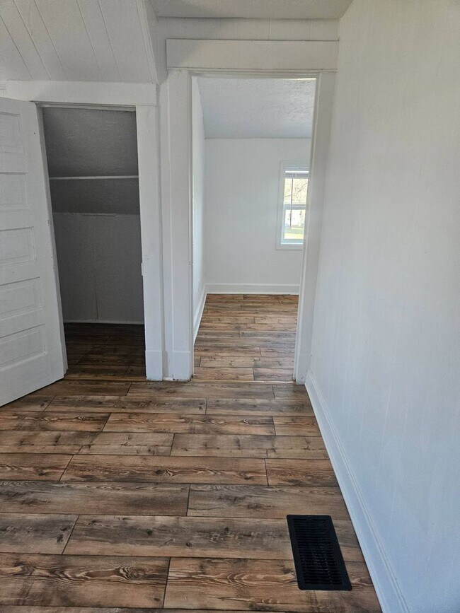 Building Photo - WOW! Look at this property ! You cant beat this price!