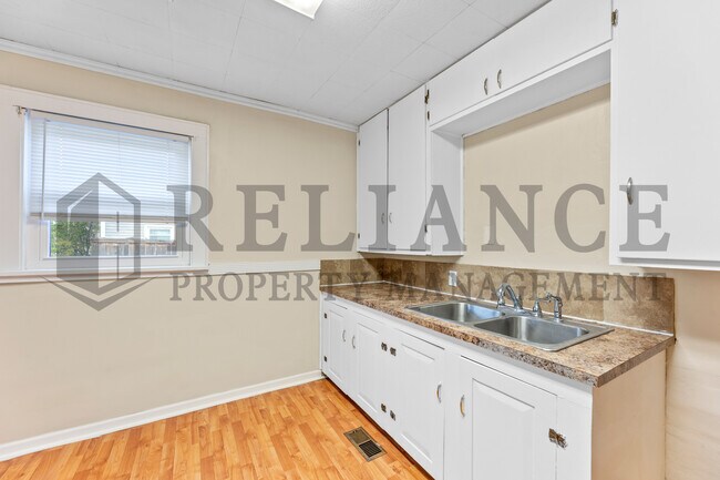 Building Photo - 612 N Custer St