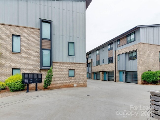 Building Photo - 225 Domain Way