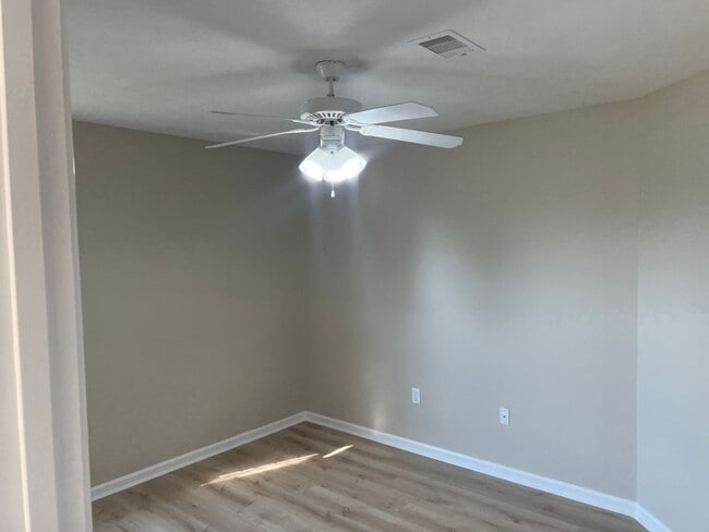 Building Photo - 3 Bed 2 Bath Home