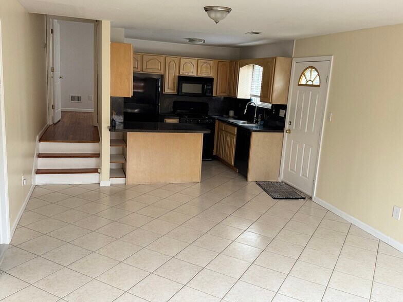 Primary Photo - 370 Getz Ave