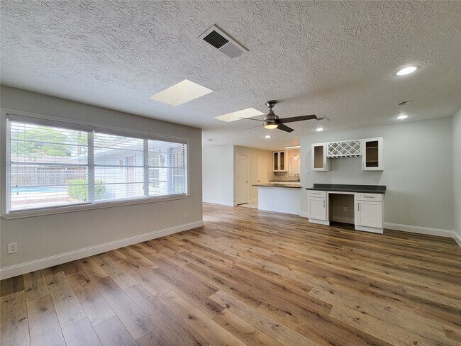 Building Photo - 5402 Ariel St