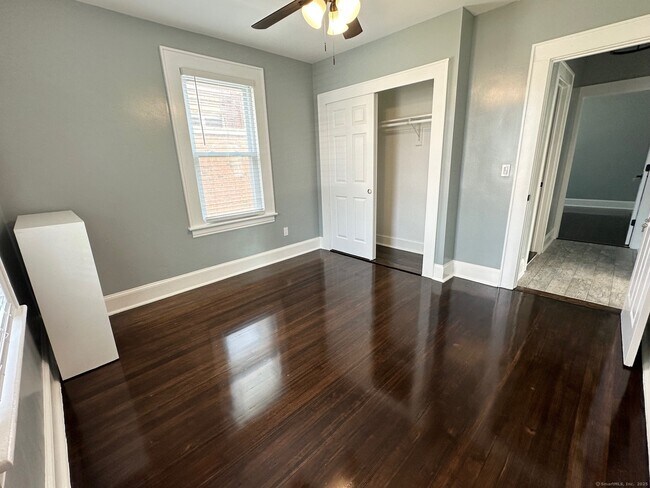 Building Photo - 433 Ridgefield Ave