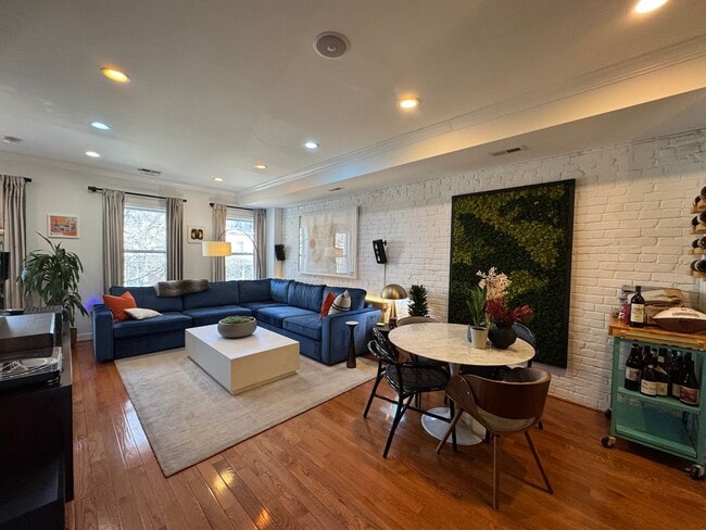 Building Photo - Beautiful 3 Bed 3 Bath Condo with a Roofto...