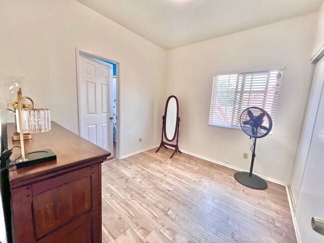 Building Photo - Spacious 5-Bed, 3-Bath Home in Rialto – Ve...