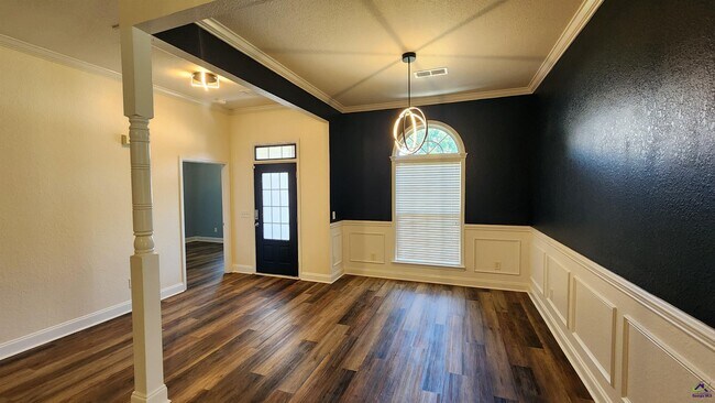 Building Photo - 502 Woods Edge Way