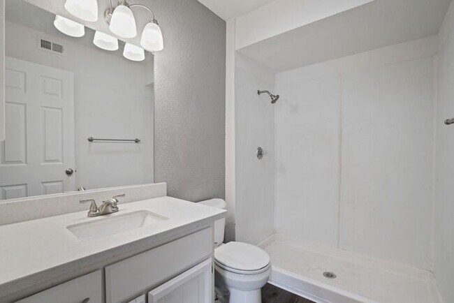 Building Photo - Beautiful duplex locate in Sacramento!