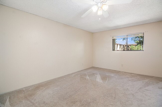 Building Photo - Well Maintained 2 Bed, 2 Bath Townhome in ...