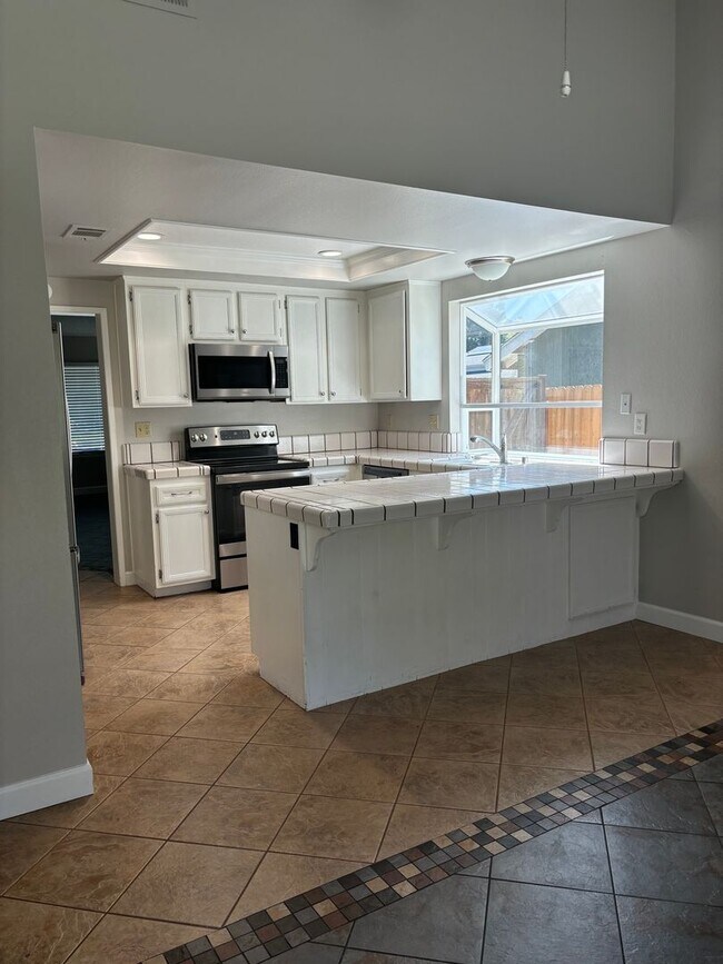 Building Photo - 3 bedroom single story near Lake Blvd