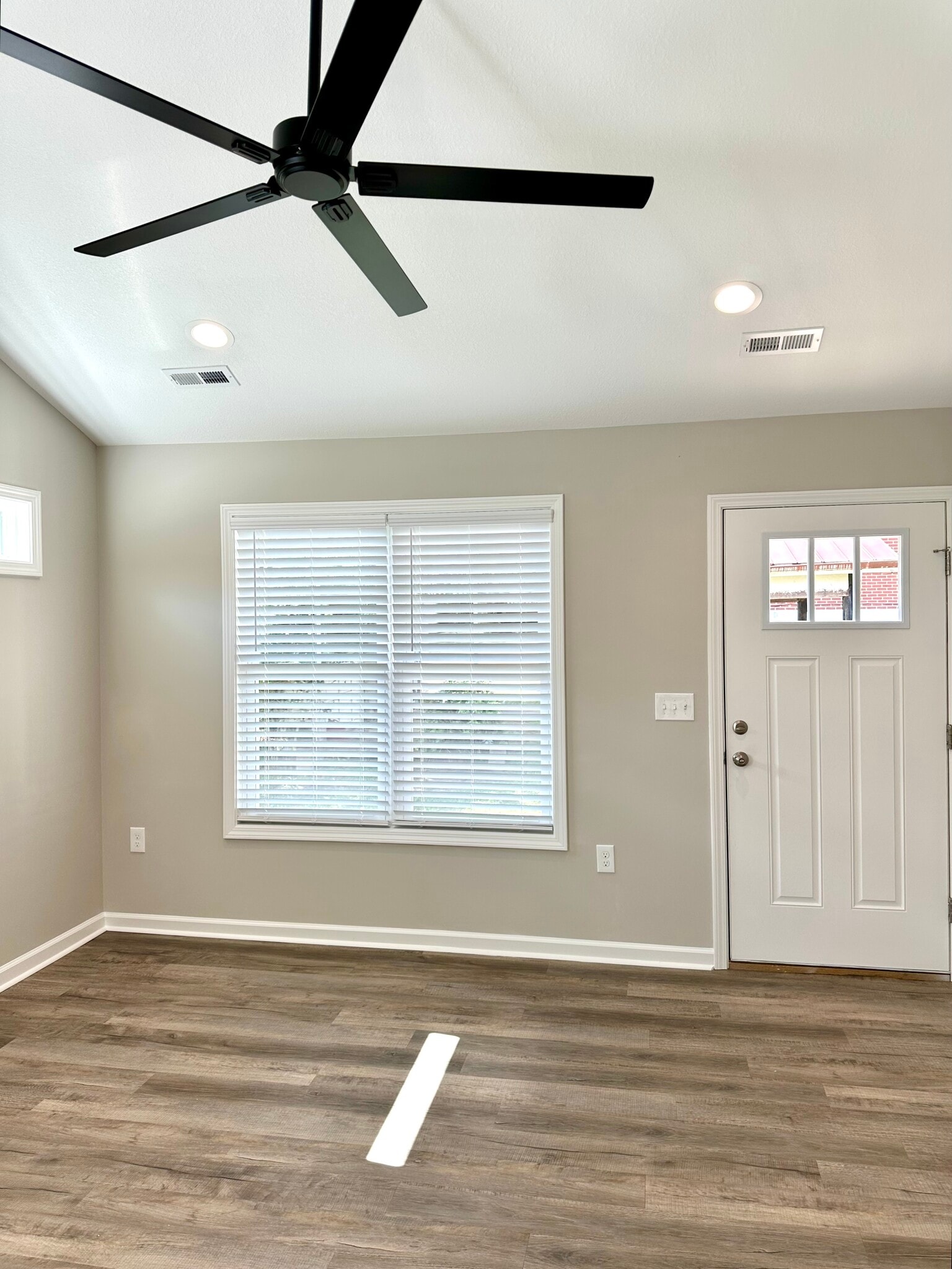Double window, recessed dimmable lighting - 2217 Kenwood Blvd SE