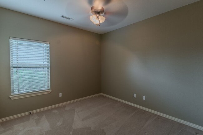 Building Photo - 4 BR Farmington Home!