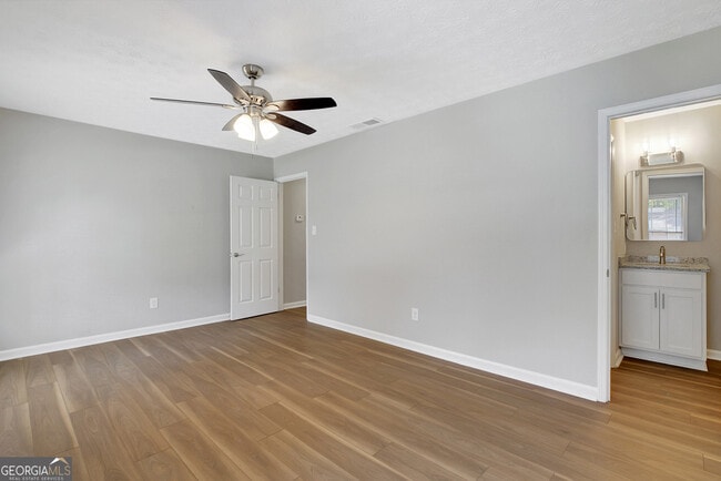 Building Photo - 135 Belle Dr