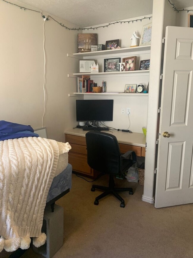 Building Photo - PRIVATE ROOM available at University Avenue Condos