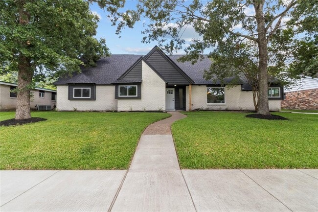 Building Photo - 702 Cedar Ln