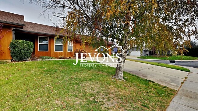 Building Photo - $500 Off First Month! Enjoy this 3-bedroom home featuring a fully equipped kitchen, a two-car att...