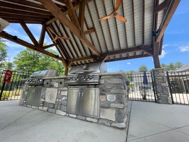 Building Photo - Willet | 4 Bed 3.5 Bath | Garage | 2287 sf | $3120 - $3432 | 8, 9, 13, 14, and 15 month lease terms