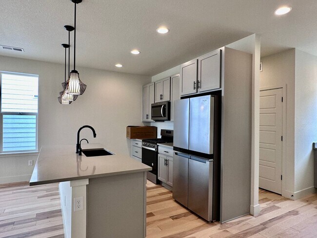 Building Photo - Luxury 3 Bedroom Townhome in the Heart of ...