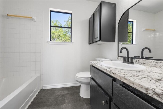 Building Photo - 1404 Deupree Dr