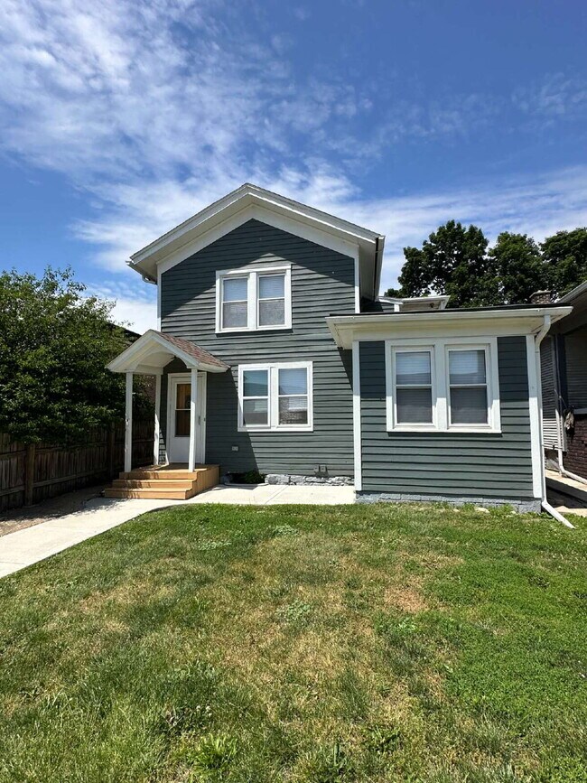 Building Photo - fully furnished 2-bedroom, 1-bath upper duplex