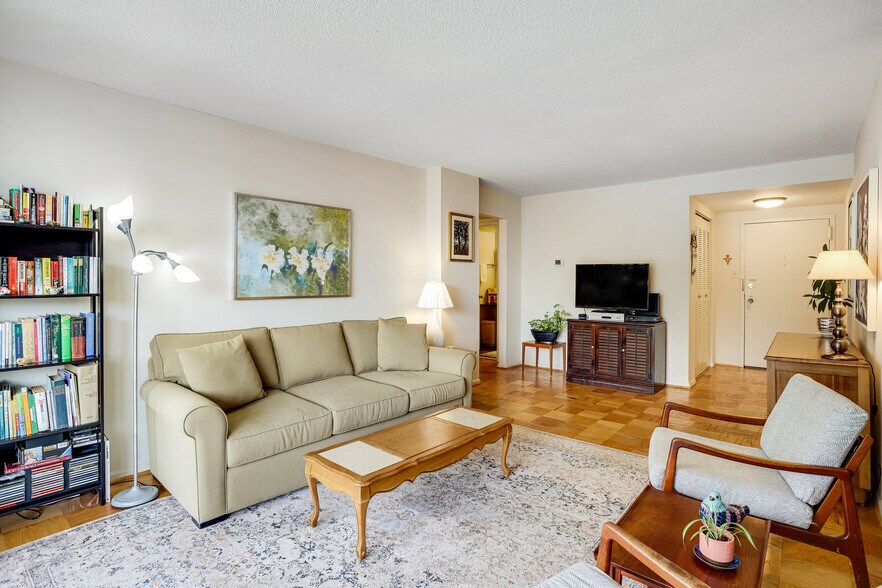 Spacious & bright living area leading to balcony - 118 Monroe St