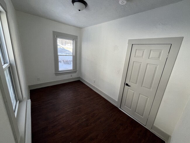 Building Photo - 40 Garnet St