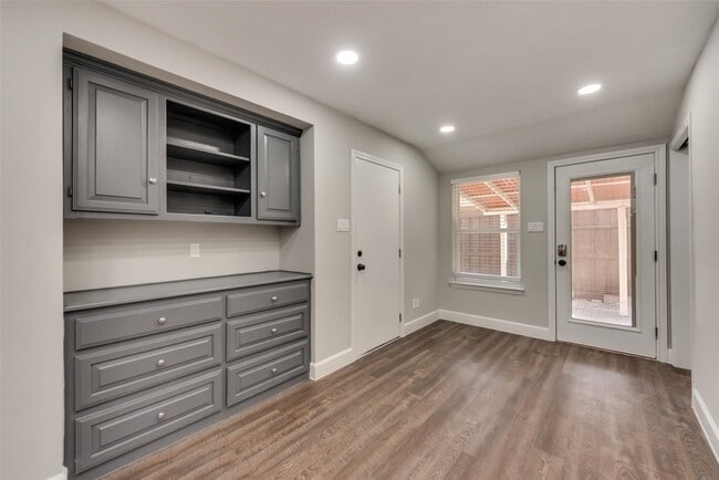 Building Photo - 3011 Modella Ave
