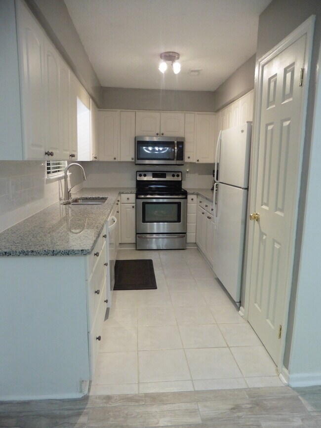 Building Photo - 4257 Lake Ridge Dr