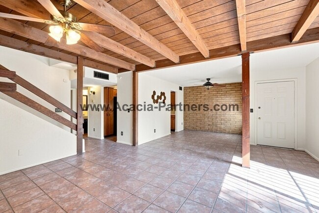 Building Photo - Spacious Three Bedroom/Three Bath Townhome