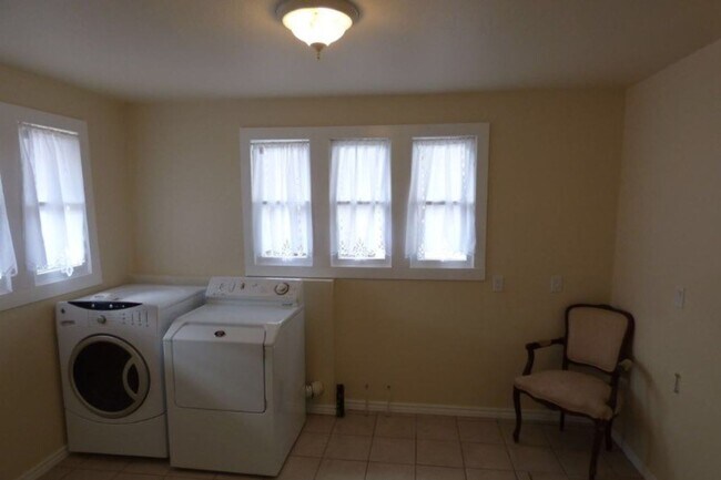 Building Photo - Charming 2 Bedroom Home with Bonus Room, Fenced Yard & Washer/Dryer