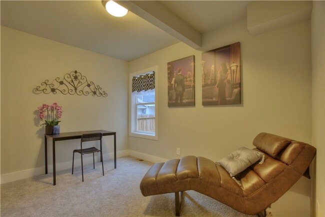 Building Photo - All inclusive master suite with private ba...