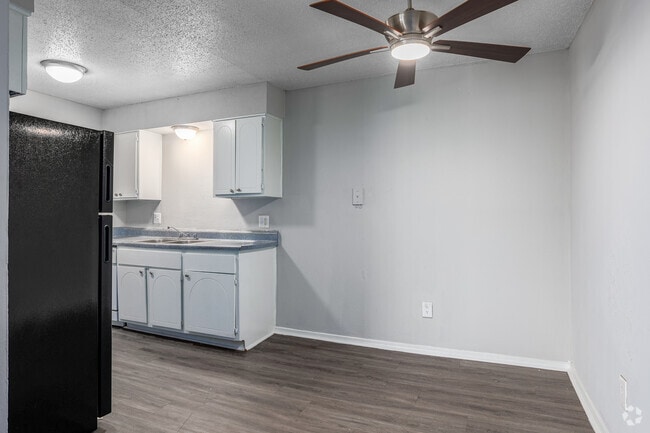 2BD, 1BA - 980SF - Dining Room - Springdale Village