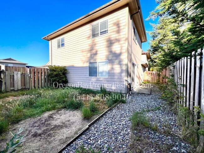 Building Photo - Clay St. Duplexes