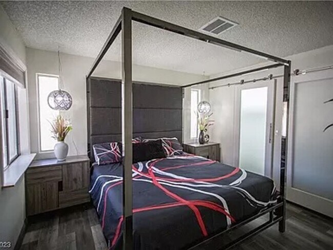 Building Photo - 1 YEAR LEASE FURNISHED OR UNFURNISHED, SHORT TERM 3 MONTH MINIMUM ALSO AVAILABLE