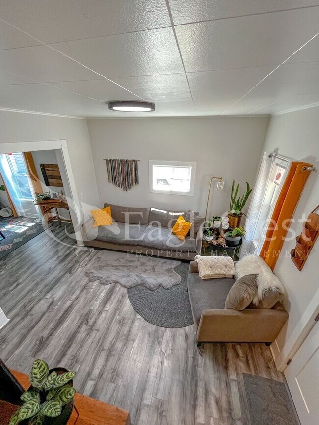 Building Photo - A Timeless & Elegant 2 Bedroom 1 Bathroom Single Family Home