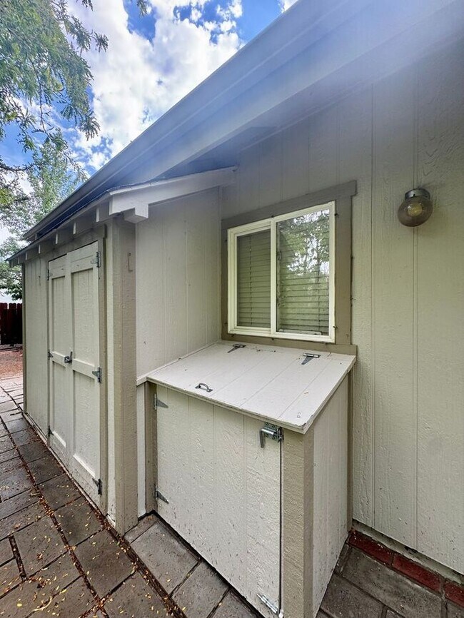 Building Photo - Spacious 3 Bed + Office | 3 Bath | 3-Car G...
