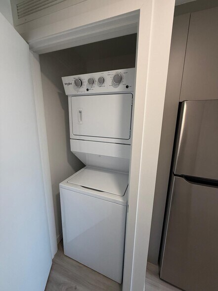 Building Photo - 1930 NW 1st Pl