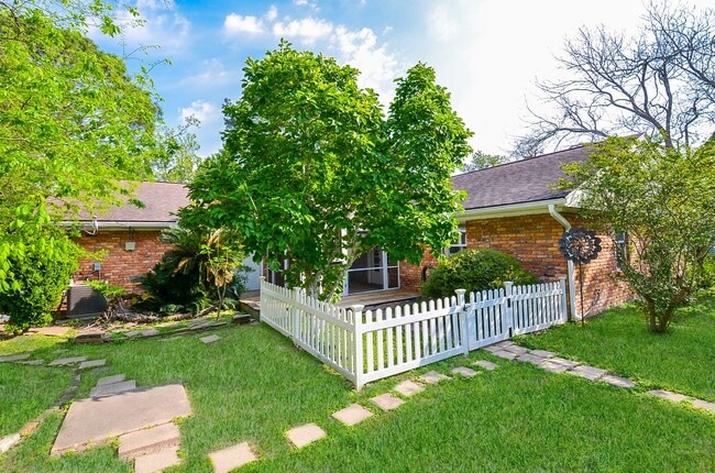 Building Photo - 9817 Cedardale Dr