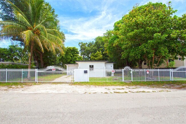 Primary Photo - 1528 NE 145th St