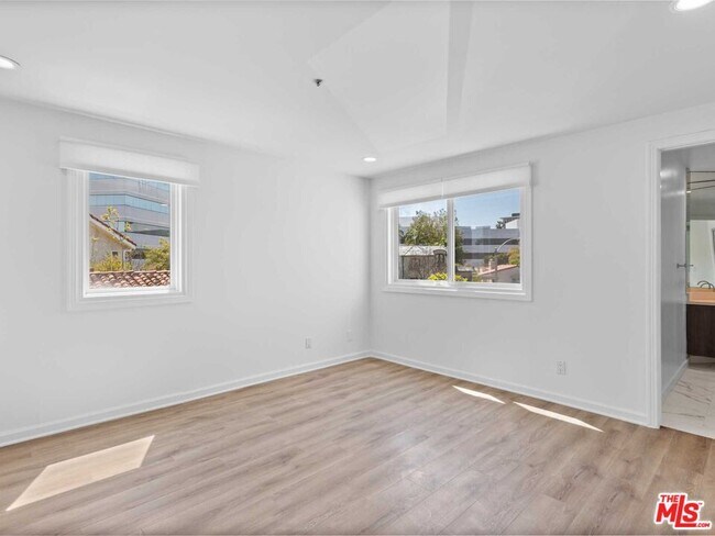 Building Photo - 112 Elm Dr
