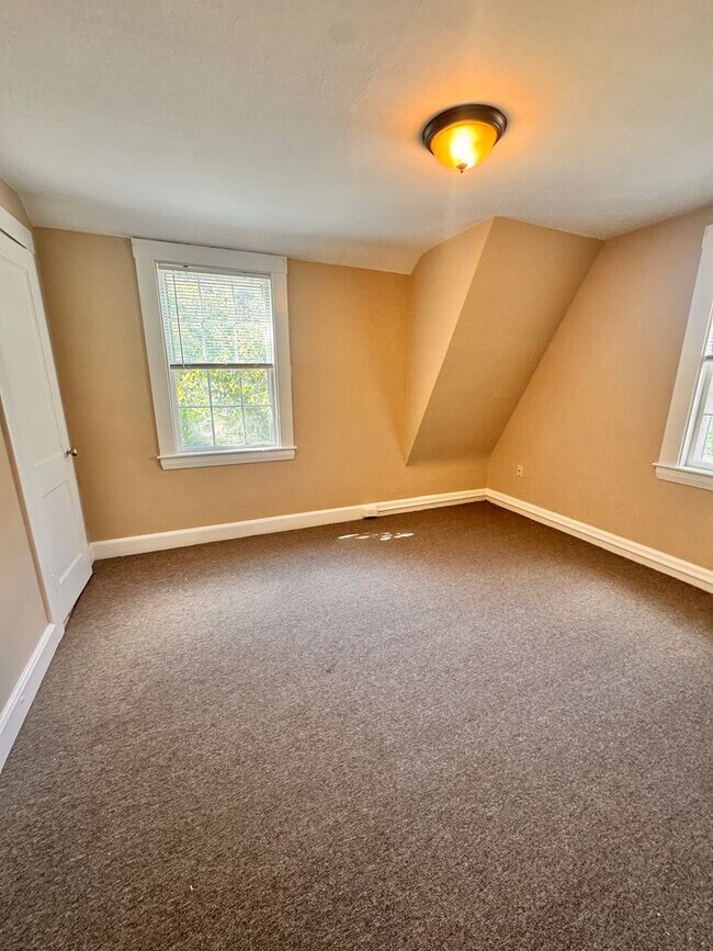 Building Photo - 128 Concord Way