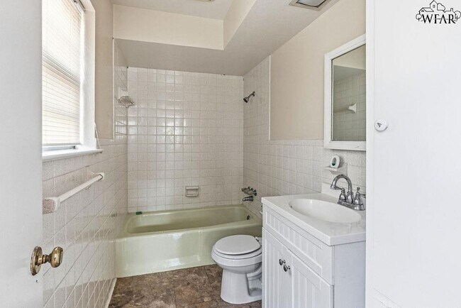 Building Photo - 4202 Meadowbrook Dr