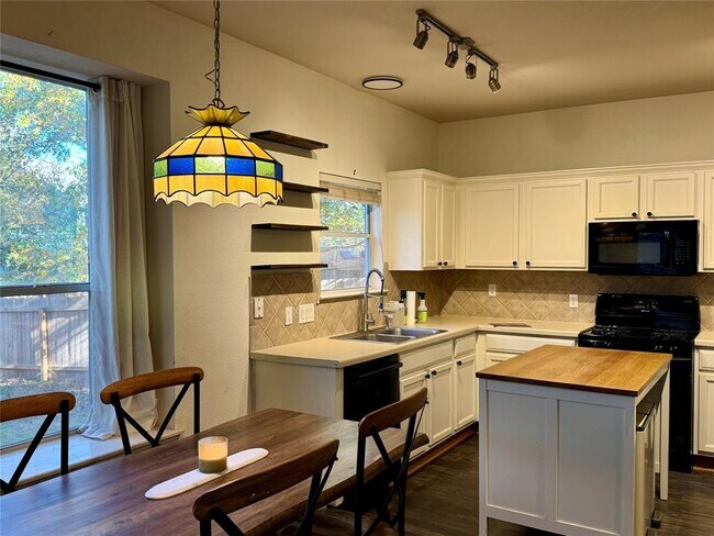 Building Photo - 2308 Sweet Clover Dr