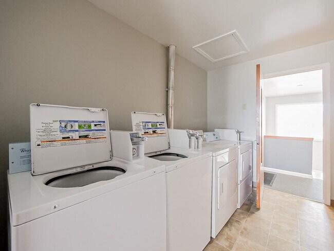 Building Photo - 825 S Grand Ave