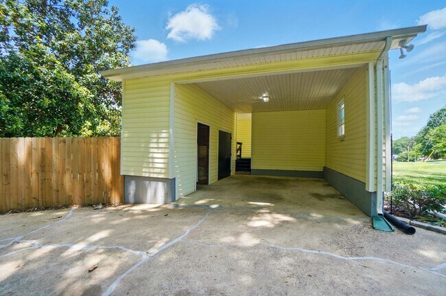 Building Photo - Renovated Gem in Gastonia with Walkout Bas...